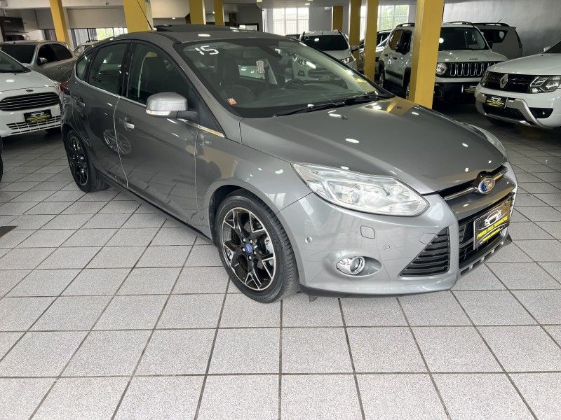FORD FOCUS 2.0 TITANIUM PLUS HATCH 16V AUTO 2015/2015 PRIME MULTIMARCAS CAXIAS DO SUL / Carros no Vale