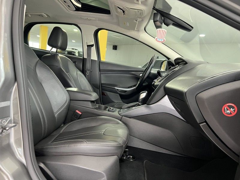 FORD FOCUS 2.0 TITANIUM PLUS HATCH 16V AUTO 2015/2015 PRIME MULTIMARCAS CAXIAS DO SUL / Carros no Vale