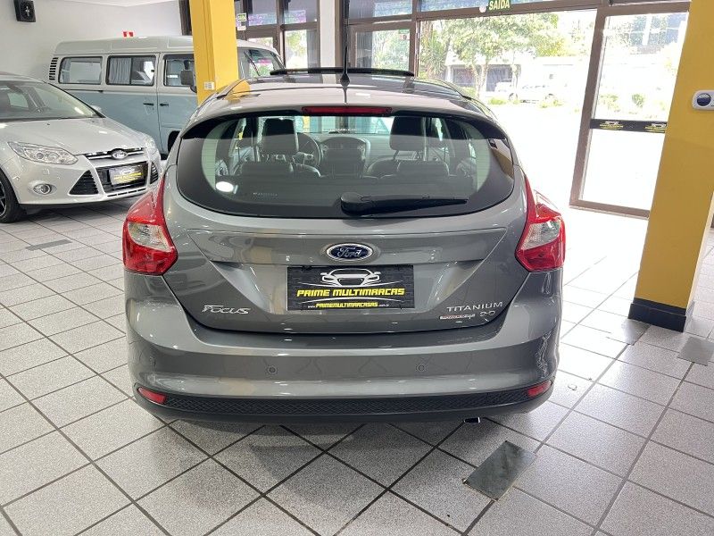 FORD FOCUS 2.0 TITANIUM PLUS HATCH 16V AUTO 2015/2015 PRIME MULTIMARCAS CAXIAS DO SUL / Carros no Vale