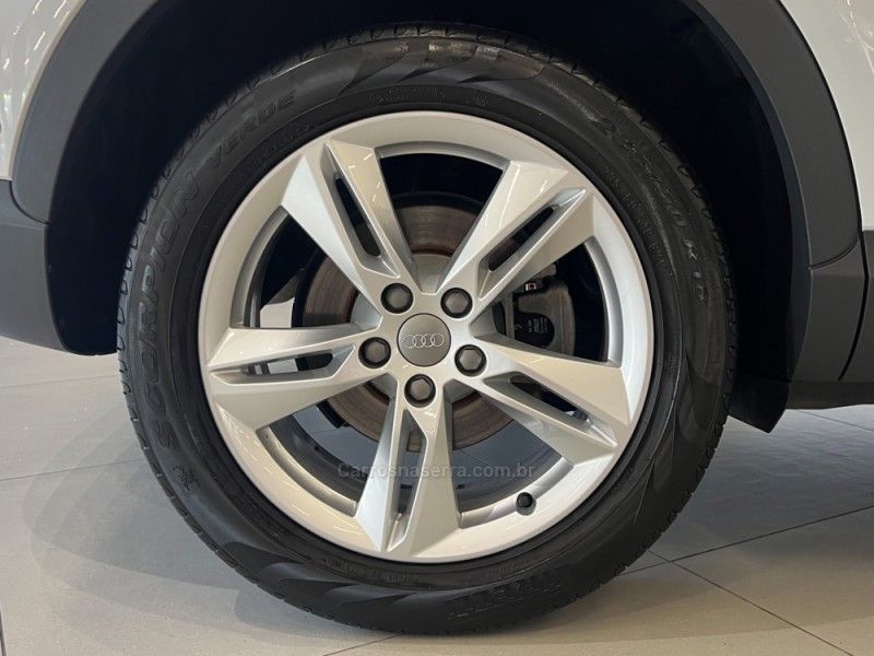 AUDI Q3 1.4 TFSI AMBIENTE S TRONIC 2018/2018 ÓTIMA CAR FLORES DA CUNHA / Carros no Vale