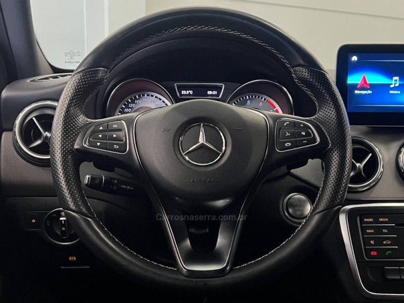 MERCEDES-BENZ GLA 200 1.6 CGI ADVANCE 16V TURBO 2015/2016 ÓTIMA CAR FLORES DA CUNHA / Carros no Vale