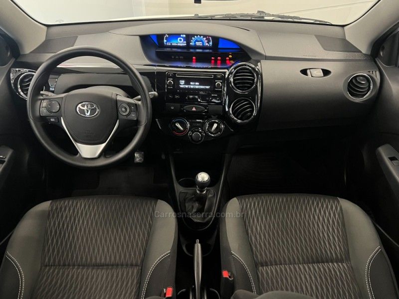 TOYOTA ETIOS 1.5 XS 16V 2017/2018 ÓTIMA CAR FLORES DA CUNHA / Carros no Vale