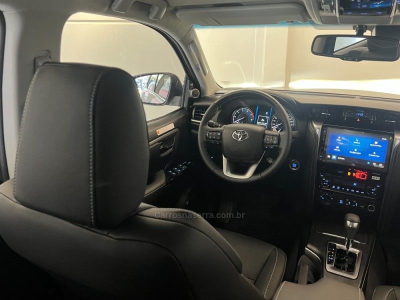 TOYOTA HILUX SW4 2.8 4X4 SRX PLATINUM TURBO 2025/2026 ÓTIMA CAR FLORES DA CUNHA / Carros no Vale