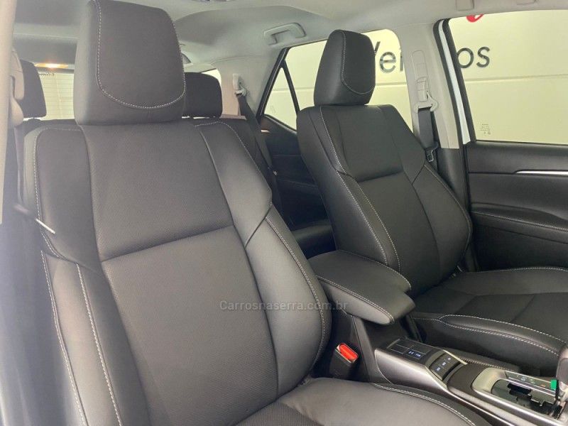 TOYOTA HILUX SW4 2.8 4X4 SRX PLATINUM TURBO 2025/2026 ÓTIMA CAR FLORES DA CUNHA / Carros no Vale