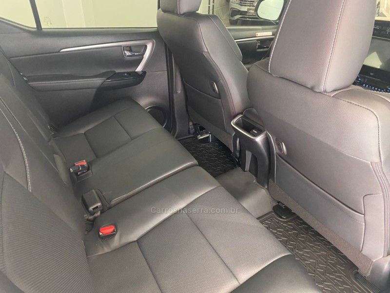 TOYOTA HILUX SW4 2.8 4X4 SRX PLATINUM TURBO 2025/2026 ÓTIMA CAR FLORES DA CUNHA / Carros no Vale