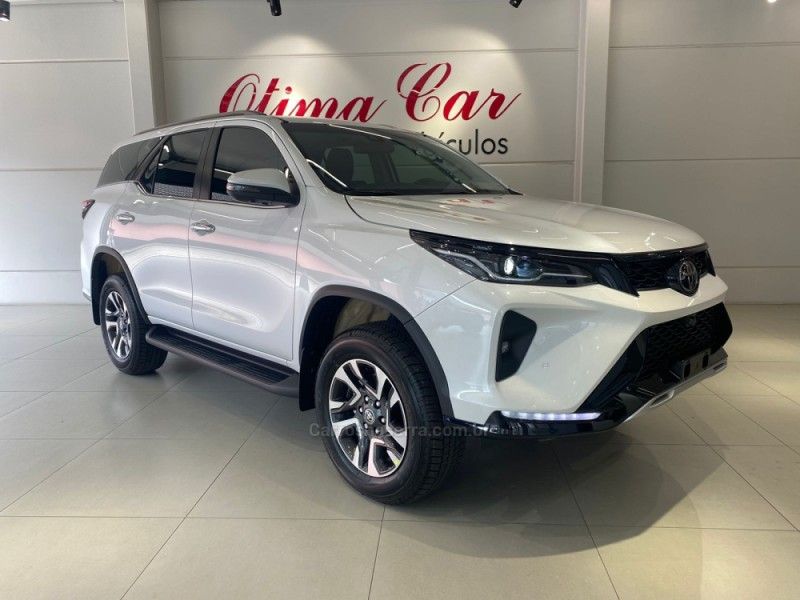 TOYOTA HILUX SW4 2.8 4X4 SRX PLATINUM TURBO 2025/2026 ÓTIMA CAR FLORES DA CUNHA / Carros no Vale