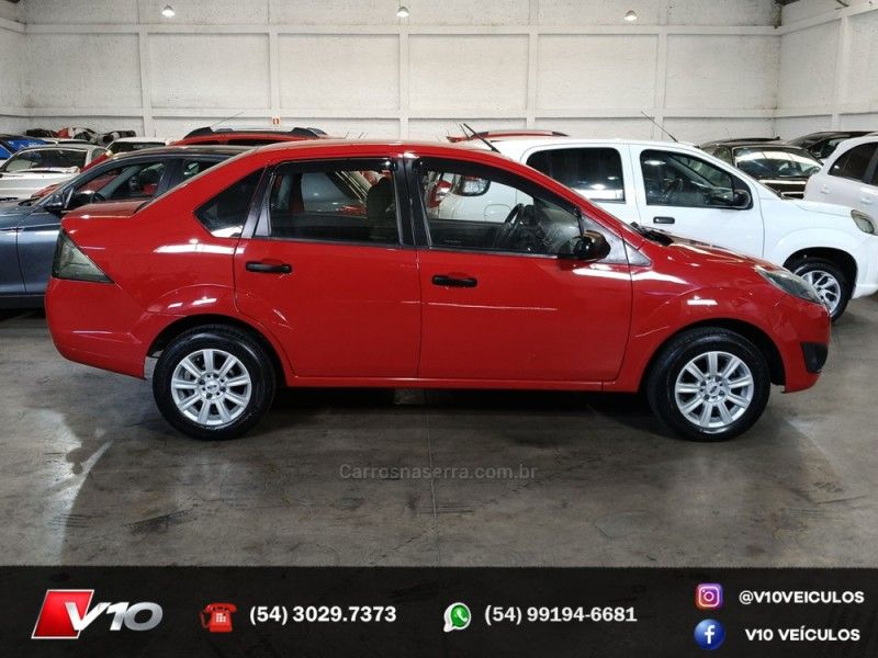 FORD FIESTA 1.6 MPI SEDAN 8V 2010/2011 V10 VEÍCULOS CAXIAS DO SUL / Carros no Vale