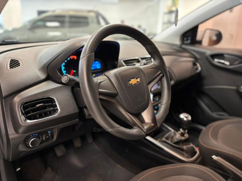 CHEVROLET ONIX 1.4 MPFI LT 8V 2013/2014 LUIGGI AUTOMÓVEIS CARLOS BARBOSA / Carros no Vale