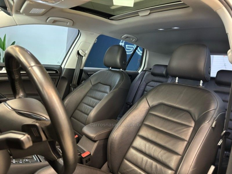 VOLKSWAGEN GOLF 1.4 TSI HIGHLINE 16V 2013/2014 LUIGGI AUTOMÓVEIS CARLOS BARBOSA / Carros no Vale