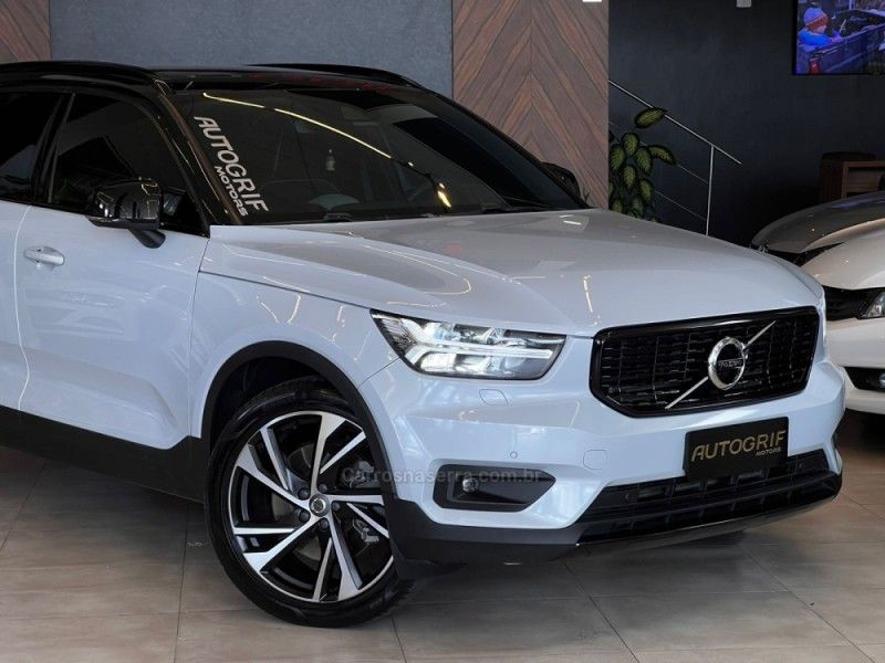 VOLVO XC 40 1.5 T5 HÍBRIDO R-DESIGN FWD 2021/2021 AUTOGRIF MOTORS CAMPO BOM / Carros no Vale VOLVO XC 40 1.5 T5 HÍBRIDO R-DESIGN FWD 2021/2021 AUTOGRIF MOTORS CAMPO BOM / Carros no Vale