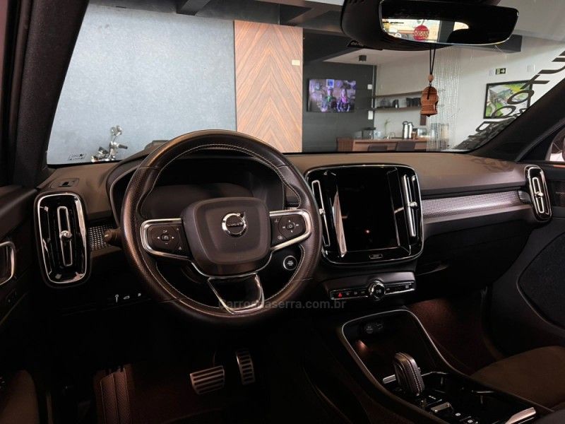 VOLVO XC 40 1.5 T5 HÍBRIDO R-DESIGN FWD 2021/2021 AUTOGRIF MOTORS CAMPO BOM / Carros no Vale VOLVO XC 40 1.5 T5 HÍBRIDO R-DESIGN FWD 2021/2021 AUTOGRIF MOTORS CAMPO BOM / Carros no Vale