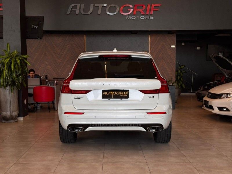 VOLVO XC60 2.0 T5 R DESIGN TURBO 2018/2018 AUTOGRIF MOTORS CAMPO BOM / Carros no Vale