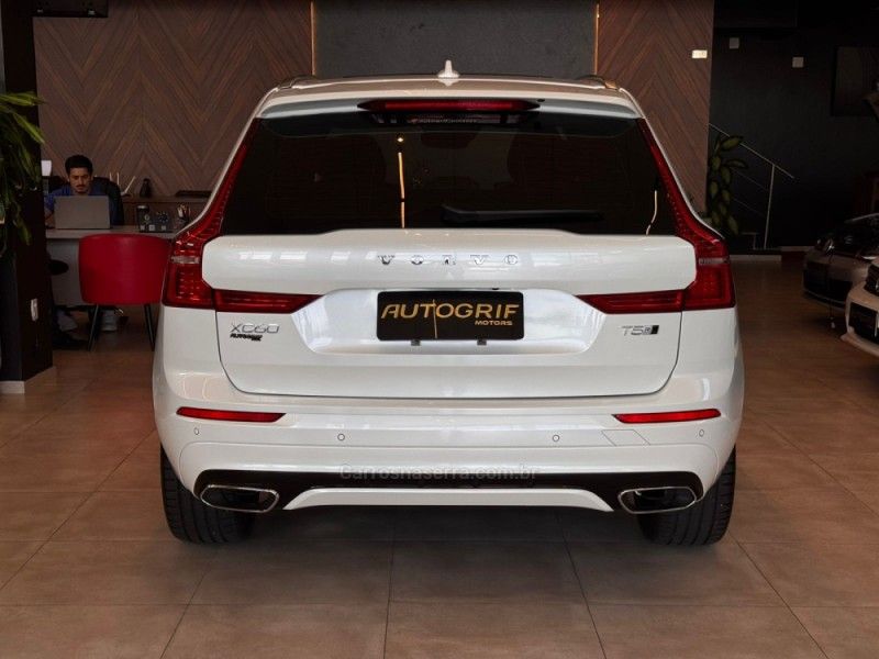 VOLVO XC60 2.0 T5 R DESIGN TURBO 2018/2018 AUTOGRIF MOTORS CAMPO BOM / Carros no Vale