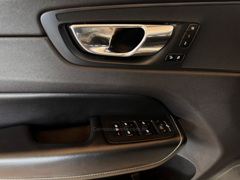 VOLVO XC60 2.0 T5 R DESIGN TURBO 2018/2018 AUTOGRIF MOTORS CAMPO BOM / Carros no Vale