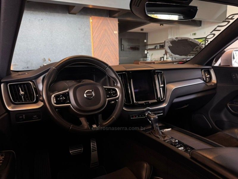 VOLVO XC60 2.0 T5 R DESIGN TURBO 2018/2018 AUTOGRIF MOTORS CAMPO BOM / Carros no Vale
