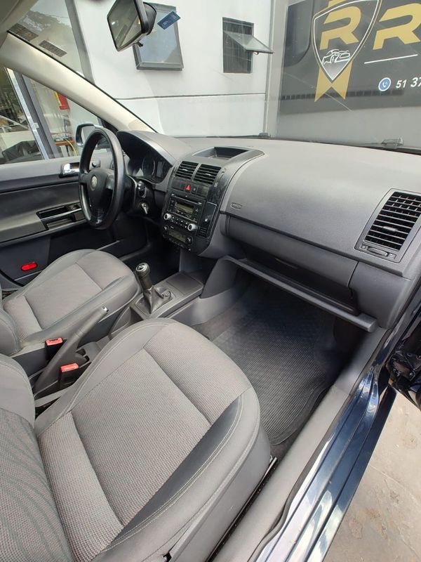 VOLKSWAGEN Polo 1.6 Mi/S.Ouro Mi Tot 8V 2010/2011 RENNER AUTOMÓVEIS LAJEADO / Carros no Vale