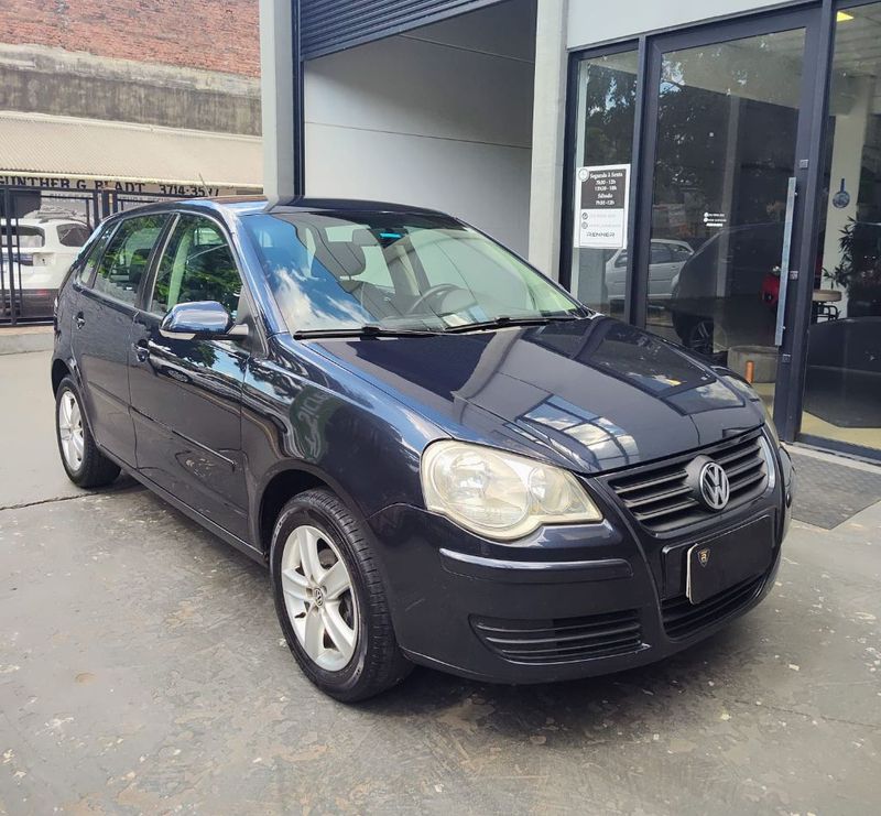 VOLKSWAGEN Polo 1.6 Mi/S.Ouro Mi Tot 8V 2010/2011 RENNER AUTOMÓVEIS LAJEADO / Carros no Vale