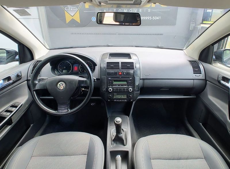 VOLKSWAGEN Polo 1.6 Mi/S.Ouro Mi Tot 8V 2010/2011 RENNER AUTOMÓVEIS LAJEADO / Carros no Vale