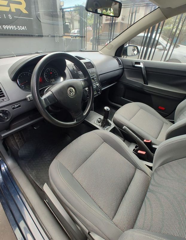 VOLKSWAGEN Polo 1.6 Mi/S.Ouro Mi Tot 8V 2010/2011 RENNER AUTOMÓVEIS LAJEADO / Carros no Vale