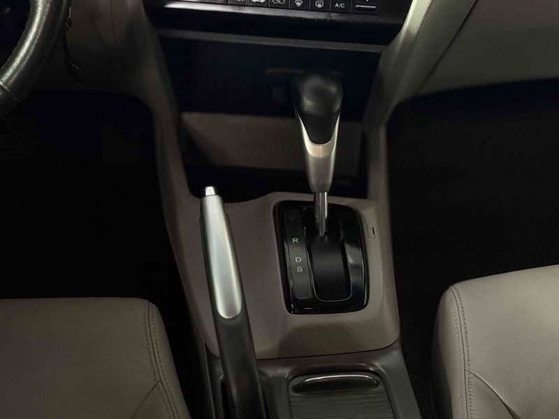 HONDA CIVIC 2.0 LXR 16V 2014/2015 LEHMEN VEÍCULOS VENÂNCIO AIRES / Carros no Vale