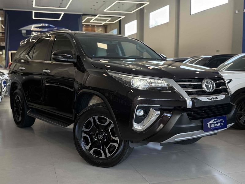 TOYOTA HILUX SW4 2.8 SRX DIAMOND 4X4 7 LUGARES 16V TURBO INTERCOOLER 2018/2019 LEHMEN VEÍCULOS VENÂNCIO AIRES / Carros no Vale