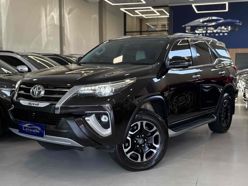 TOYOTA HILUX SW4 2.8 SRX DIAMOND 4X4 7 LUGARES 16V TURBO INTERCOOLER 2018/2019 LEHMEN VEÍCULOS VENÂNCIO AIRES / Carros no Vale
