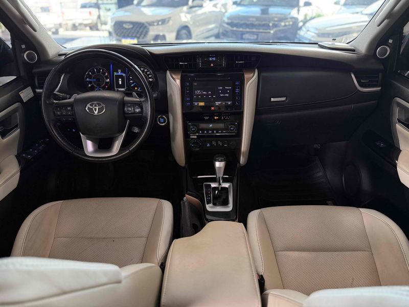 TOYOTA HILUX SW4 2.8 SRX DIAMOND 4X4 7 LUGARES 16V TURBO INTERCOOLER 2018/2019 LEHMEN VEÍCULOS VENÂNCIO AIRES / Carros no Vale