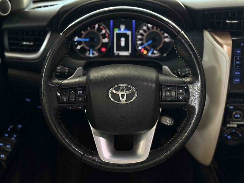 TOYOTA HILUX SW4 2.8 SRX DIAMOND 4X4 7 LUGARES 16V TURBO INTERCOOLER 2018/2019 LEHMEN VEÍCULOS VENÂNCIO AIRES / Carros no Vale