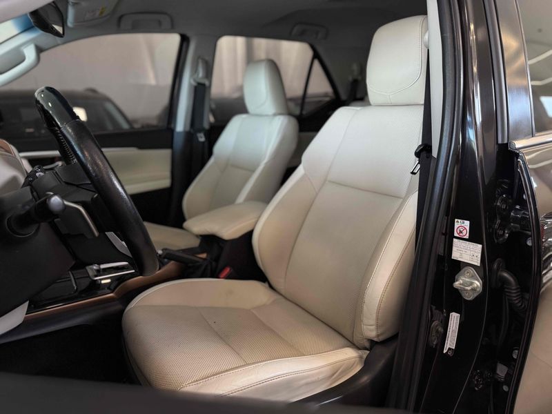 TOYOTA HILUX SW4 2.8 SRX DIAMOND 4X4 7 LUGARES 16V TURBO INTERCOOLER 2018/2019 LEHMEN VEÍCULOS VENÂNCIO AIRES / Carros no Vale