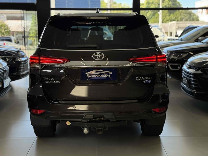 TOYOTA HILUX SW4 2.8 SRX DIAMOND 4X4 7 LUGARES 16V TURBO INTERCOOLER 2018/2019 LEHMEN VEÍCULOS VENÂNCIO AIRES / Carros no Vale