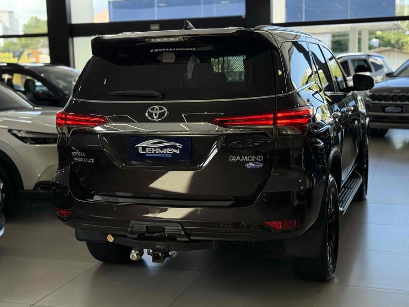 TOYOTA HILUX SW4 2.8 SRX DIAMOND 4X4 7 LUGARES 16V TURBO INTERCOOLER 2018/2019 LEHMEN VEÍCULOS VENÂNCIO AIRES / Carros no Vale