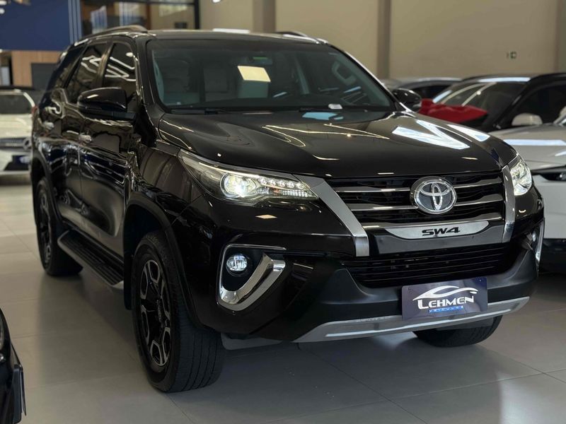TOYOTA HILUX SW4 2.8 SRX DIAMOND 4X4 7 LUGARES 16V TURBO INTERCOOLER 2018/2019 LEHMEN VEÍCULOS VENÂNCIO AIRES / Carros no Vale