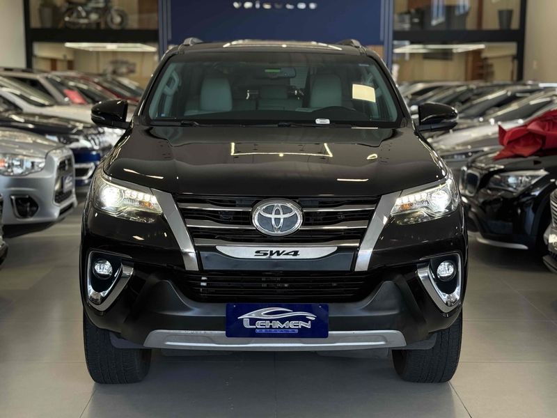 TOYOTA HILUX SW4 2.8 SRX DIAMOND 4X4 7 LUGARES 16V TURBO INTERCOOLER 2018/2019 LEHMEN VEÍCULOS VENÂNCIO AIRES / Carros no Vale