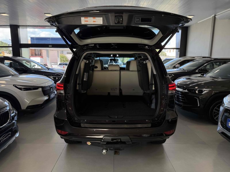 TOYOTA HILUX SW4 2.8 SRX DIAMOND 4X4 7 LUGARES 16V TURBO INTERCOOLER 2018/2019 LEHMEN VEÍCULOS VENÂNCIO AIRES / Carros no Vale