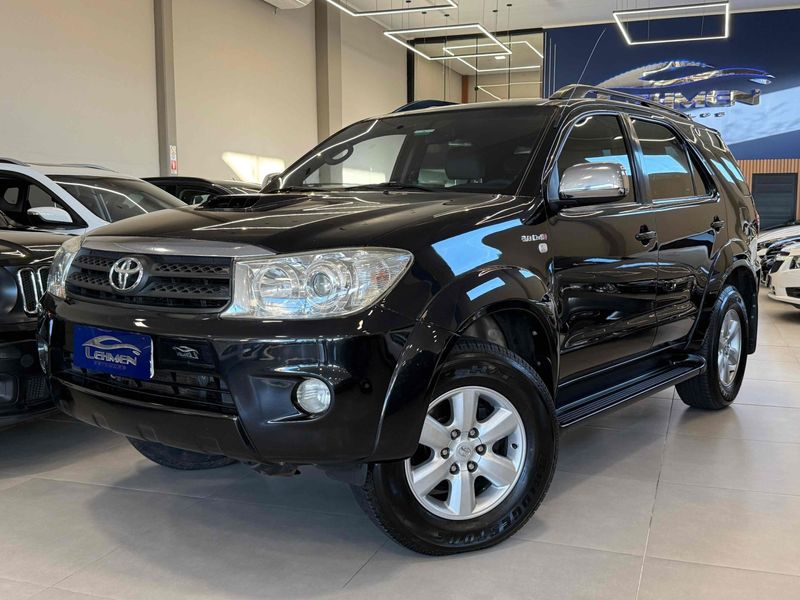 TOYOTA HILUX SW4 3.0 SRV 4X4 7 LUGARES 16V TURBO INTERCOOLER 2010/2010 LEHMEN VEÍCULOS VENÂNCIO AIRES / Carros no Vale