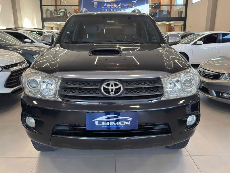 TOYOTA HILUX SW4 3.0 SRV 4X4 7 LUGARES 16V TURBO INTERCOOLER 2010/2010 LEHMEN VEÍCULOS VENÂNCIO AIRES / Carros no Vale
