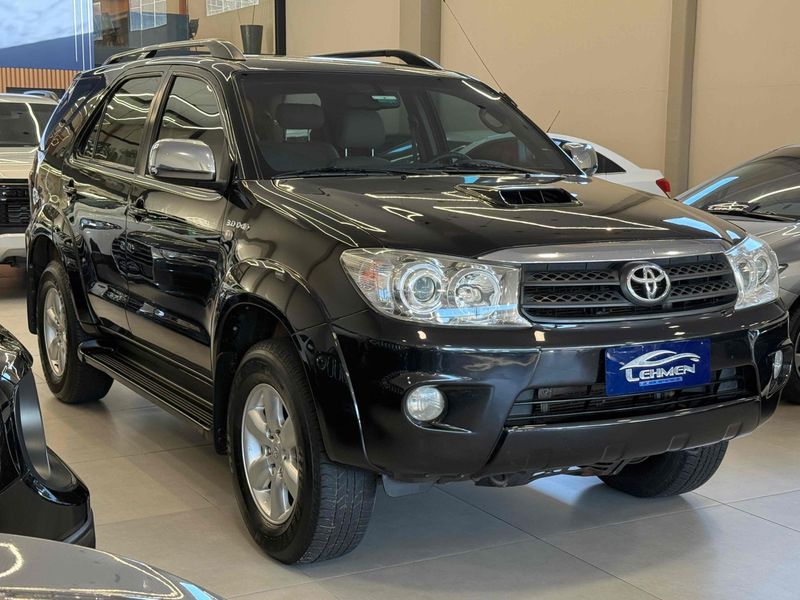 TOYOTA HILUX SW4 3.0 SRV 4X4 7 LUGARES 16V TURBO INTERCOOLER 2010/2010 LEHMEN VEÍCULOS VENÂNCIO AIRES / Carros no Vale