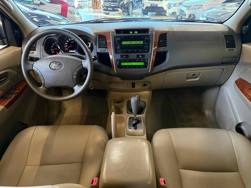 TOYOTA HILUX SW4 3.0 SRV 4X4 7 LUGARES 16V TURBO INTERCOOLER 2010/2010 LEHMEN VEÍCULOS VENÂNCIO AIRES / Carros no Vale