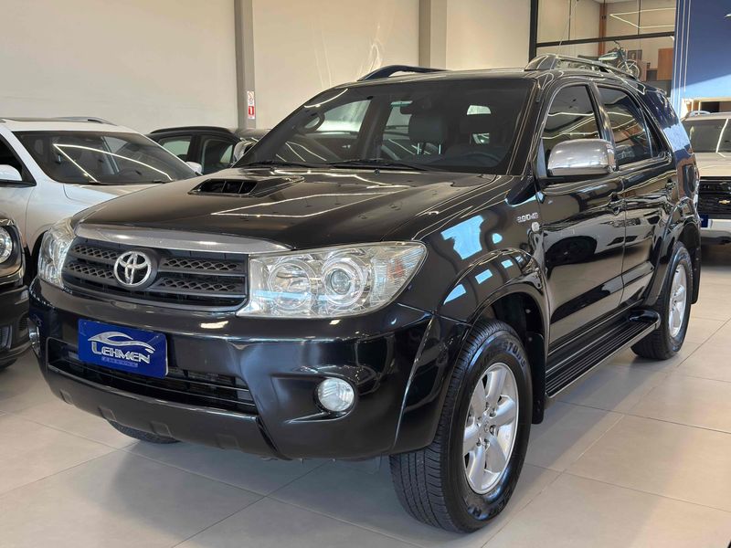TOYOTA HILUX SW4 3.0 SRV 4X4 7 LUGARES 16V TURBO INTERCOOLER 2010/2010 LEHMEN VEÍCULOS VENÂNCIO AIRES / Carros no Vale