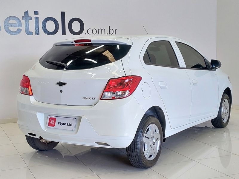 Chevrolet ONIX 1.0 MPFI LT 8V FLEX 4P MANUAL 2016/2016 BETIOLO NOVOS E SEMINOVOS LAJEADO / Carros no Vale