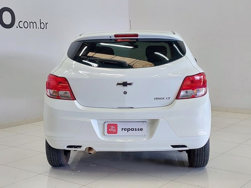 Chevrolet ONIX 1.0 MPFI LT 8V FLEX 4P MANUAL 2016/2016 BETIOLO NOVOS E SEMINOVOS LAJEADO / Carros no Vale
