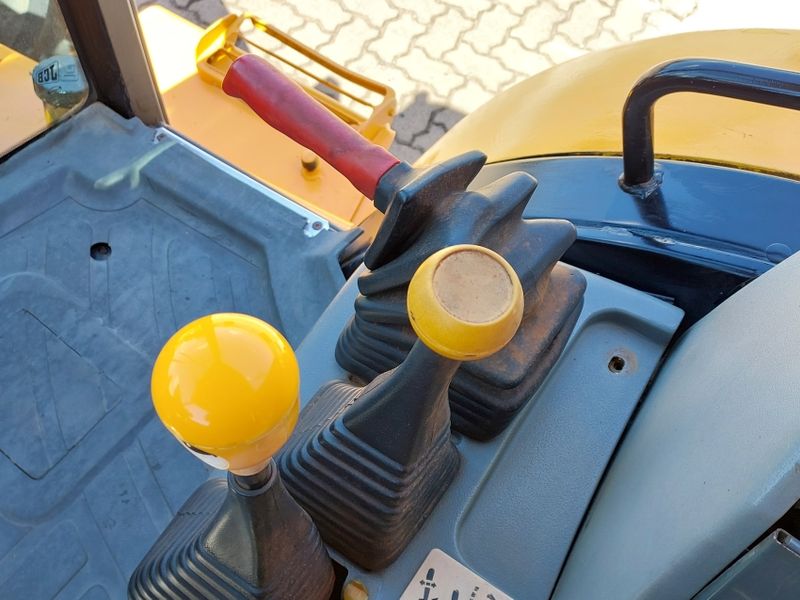 JCB Retroescavadeira 214 S 214 2001/2001 BETIOLO NOVOS E SEMINOVOS LAJEADO / Carros no Vale