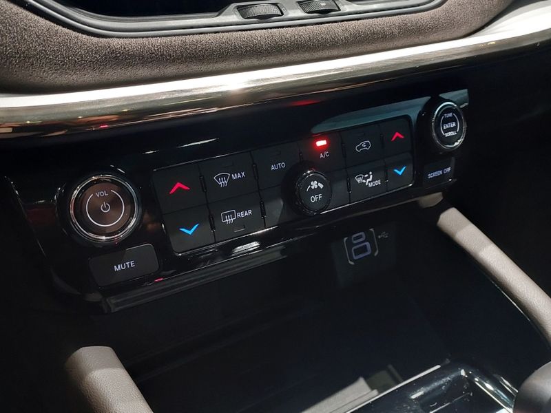 JEEP COMMANDER 2.2 TURBO DIESEL OVERLAND AT9 2024/2025 BETIOLO NOVOS E SEMINOVOS LAJEADO / Carros no Vale