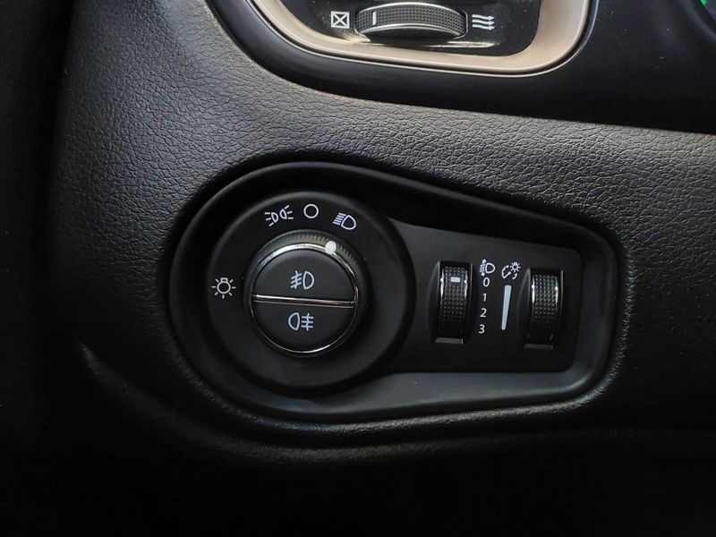 JEEP RENEGADE 1.8 16V FLEX SPORT 4P AUTOMÁTICO 2015/2016 BETIOLO NOVOS E SEMINOVOS LAJEADO / Carros no Vale