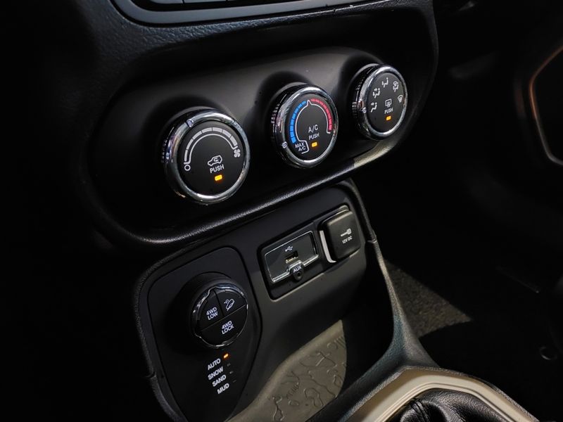 JEEP RENEGADE 2.0 16V TURBO DIESEL SPORT 4P 4X4 AUTOMÁTICO 2016/2016 BETIOLO NOVOS E SEMINOVOS LAJEADO / Carros no Vale