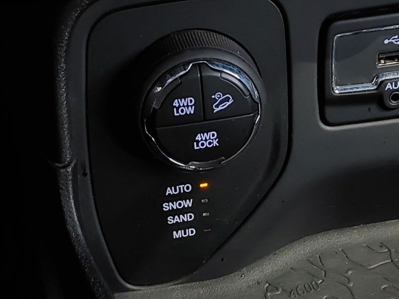 JEEP RENEGADE 2.0 16V TURBO DIESEL SPORT 4P 4X4 AUTOMÁTICO 2016/2016 BETIOLO NOVOS E SEMINOVOS LAJEADO / Carros no Vale