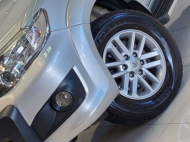 Toyota HILUX SW4 2.7 SR 4X2 16V FLEX 4P AUTOMÁTICO 2014/2015 BETIOLO NOVOS E SEMINOVOS LAJEADO / Carros no Vale