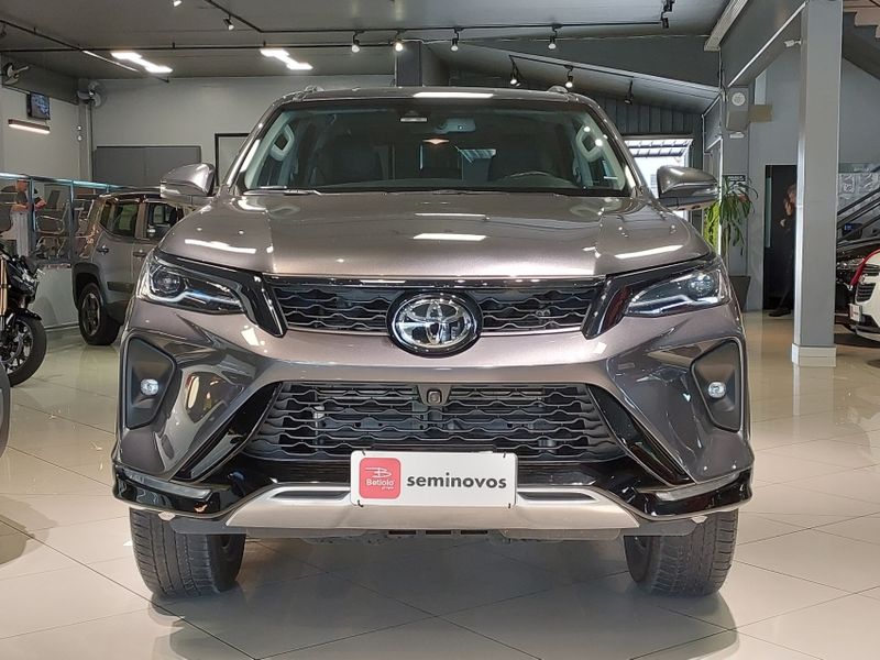 Toyota HILUX SW4 2.8 D-4D TURBO DIESEL SRX PLATINUM 4X4 AUTOMÁTICO 2024/2025 BETIOLO NOVOS E SEMINOVOS LAJEADO / Carros no Vale