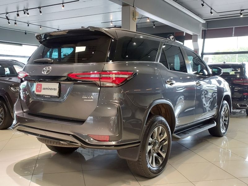 Toyota HILUX SW4 2.8 D-4D TURBO DIESEL SRX PLATINUM 4X4 AUTOMÁTICO 2024/2025 BETIOLO NOVOS E SEMINOVOS LAJEADO / Carros no Vale