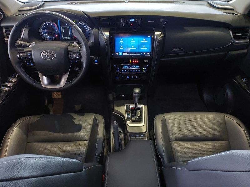 Toyota HILUX SW4 2.8 D-4D TURBO DIESEL SRX PLATINUM 4X4 AUTOMÁTICO 2024/2025 BETIOLO NOVOS E SEMINOVOS LAJEADO / Carros no Vale